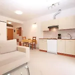 Elvis 1299 Apartment *